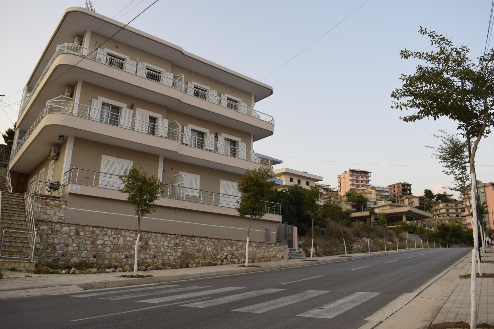 Isabela Apartments Sarande Bagian luar foto